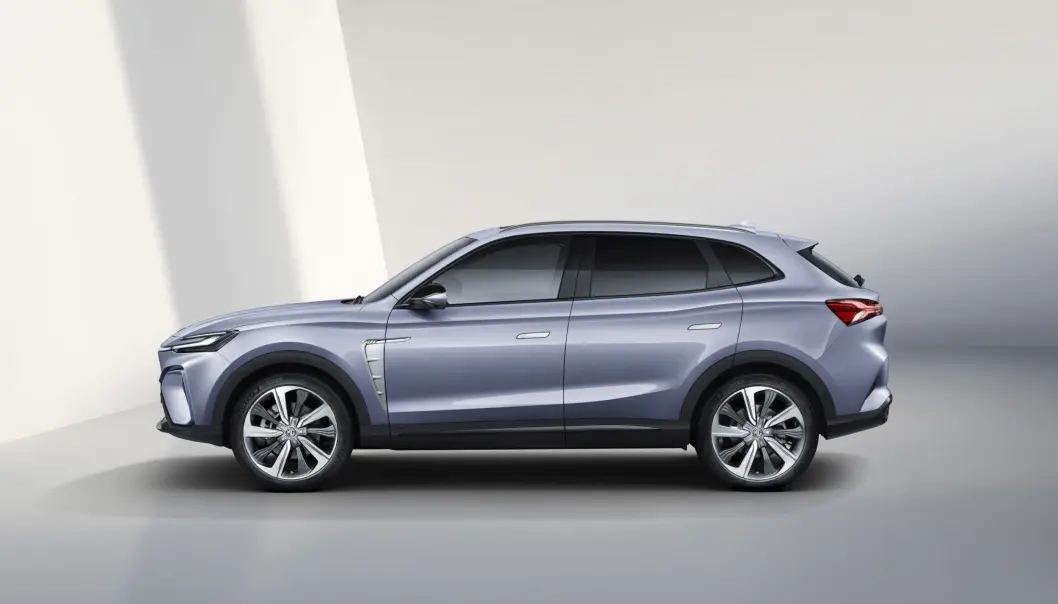<span class=" font-weight-bold" data-lab-font_weight_desktop="font-weight-bold">LANG: </span>Modellen er tre centimeter lenge enn Skoda Enyaq. Men plassutnyttelsen virker ikke like bra. Bagasjerommet er ganske lite. <span class=" font-weight-bold" data-lab-font_weight_desktop="font-weight-bold">LANG: </span>Modellen er tre centimeter lenge enn Skoda Enyaq. Men plassutnyttelsen virker ikke like bra. Bagasjerommet er ganske lite.