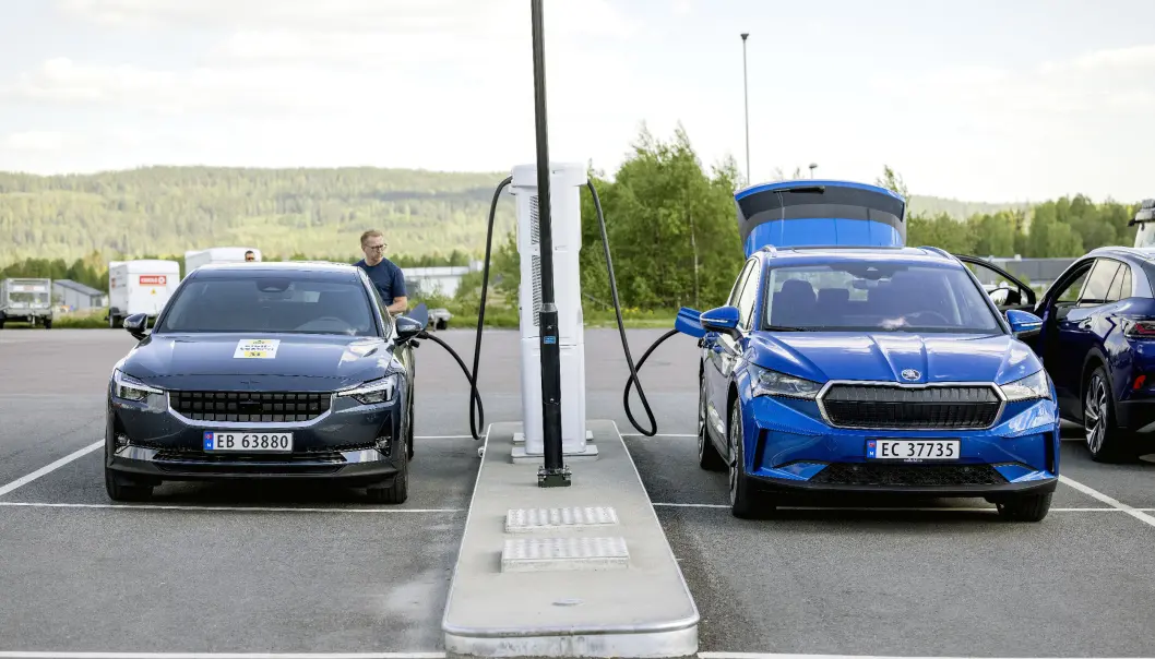 <span class=" font-weight-bold" data-lab-font_weight_desktop="font-weight-bold">RASKERE:</span> Også ladeeffetkten blir litt høyere på den rimeligste utgaven av Polestar 2: 130 kW. En Skoda Enyaq (t.h.) med det største batteriet har også fått økt ladefart – fra 125 til 135 kW. <span class=" font-weight-bold" data-lab-font_weight_desktop="font-weight-bold">RASKERE:</span> Også ladeeffetkten blir litt høyere på den rimeligste utgaven av Polestar 2: 130 kW. En Skoda Enyaq (t.h.) med det største batteriet har også fått økt ladefart – fra 125 til 135 kW.