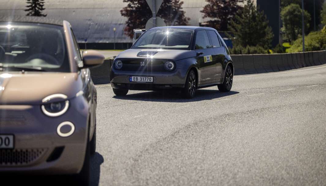 <span class=" font-weight-bold" data-lab-font_weight_desktop="font-weight-bold">LYSPUNKT: </span>Både Fiat (nærmest) og Honda har karakteristisk lyssignatur. Ettersom enkelte Fiat-kunder valgte å sette på noen kunstige øyevipper på sine biler, tok Fiat grep og integrerte vippene i designet. <span class=" font-weight-bold" data-lab-font_weight_desktop="font-weight-bold">LYSPUNKT: </span>Både Fiat (nærmest) og Honda har karakteristisk lyssignatur. Ettersom enkelte Fiat-kunder valgte å sette på noen kunstige øyevipper på sine biler, tok Fiat grep og integrerte vippene i designet.