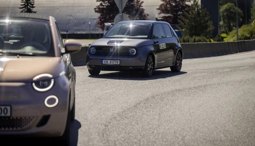 <span class=" font-weight-bold" data-lab-font_weight_desktop="font-weight-bold">LYSPUNKT: </span>Både Fiat (nærmest) og Honda har karakteristisk lyssignatur. Ettersom enkelte Fiat-kunder valgte å sette på noen kunstige øyevipper på sine biler, tok Fiat grep og integrerte vippene i designet. <span class=" font-weight-bold" data-lab-font_weight_desktop="font-weight-bold">LYSPUNKT: </span>Både Fiat (nærmest) og Honda har karakteristisk lyssignatur. Ettersom enkelte Fiat-kunder valgte å sette på noen kunstige øyevipper på sine biler, tok Fiat grep og integrerte vippene i designet.
