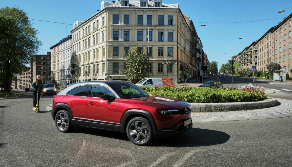 SPENNENDE: Mazdas første elbil, MX-30, kommer nå som ladbar hybrid,