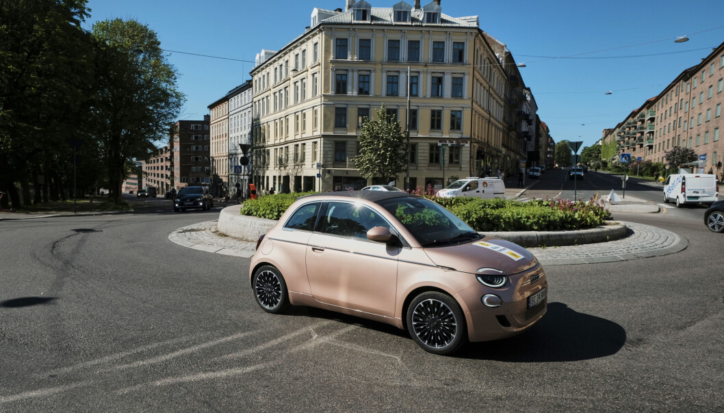 <span class=" font-weight-bold" data-lab-font_weight_desktop="font-weight-bold">REKKER LENGST: </span>Fiat 500 har det mest klassiske bybilpreget, men har rekkevidde til å komme seg langt avgårde uten hyppige ladestopp. Over 30 mil på sommeren er bra. <span class=" font-weight-bold" data-lab-font_weight_desktop="font-weight-bold">REKKER LENGST: </span>Fiat 500 har det mest klassiske bybilpreget, men har rekkevidde til å komme seg langt avgårde uten hyppige ladestopp. Over 30 mil på sommeren er bra.