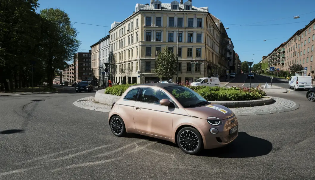 <span class=" font-weight-bold" data-lab-font_weight_desktop="font-weight-bold">REKKER LENGST: </span>Fiat 500 har det mest klassiske bybilpreget, men har rekkevidde til å komme seg langt avgårde uten hyppige ladestopp. Over 30 mil på sommeren er bra. <span class=" font-weight-bold" data-lab-font_weight_desktop="font-weight-bold">REKKER LENGST: </span>Fiat 500 har det mest klassiske bybilpreget, men har rekkevidde til å komme seg langt avgårde uten hyppige ladestopp. Over 30 mil på sommeren er bra.