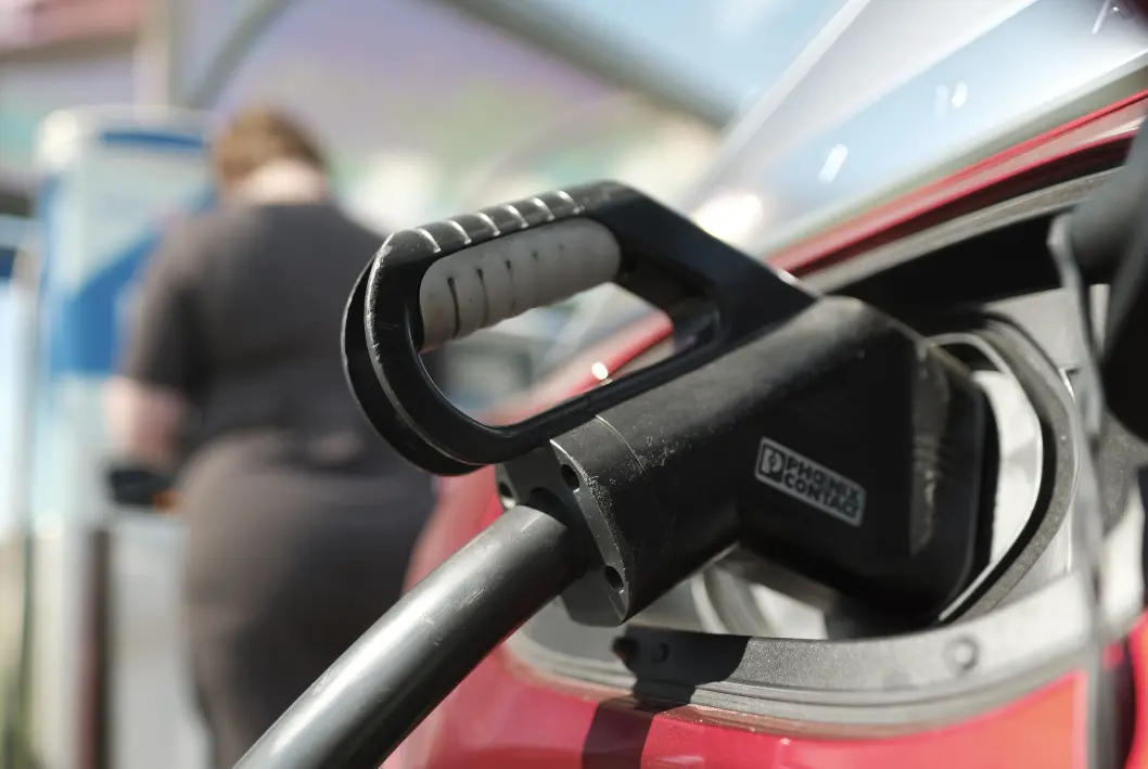 FLITTIGE LADERE: Hele 40 prosent av de med elbiler med kortest rekkevidde lader bilen hver dag. De gjør det i hovedsak hjemme. FLITTIGE LADERE: Hele 40 prosent av de med elbiler med kortest rekkevidde lader bilen hver dag. De gjør det i hovedsak hjemme.