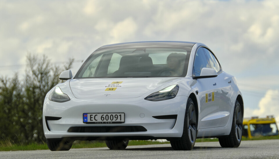 FORNYES: Tesla minste modell, Model 3, får en facelift i 2023.