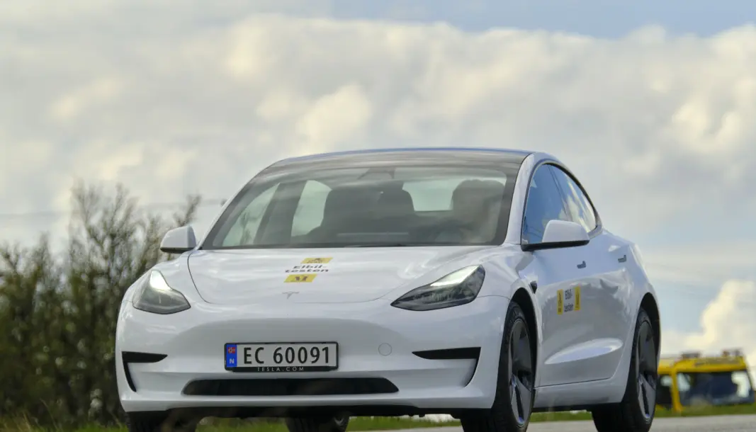 <span class="font-weight-bold" data-lab-font_weight_desktop="font-weight-bold">1. PLASS: </span>Tesla Model 3 <span class="font-weight-bold" data-lab-font_weight_desktop="font-weight-bold">1. PLASS: </span>Tesla Model 3
