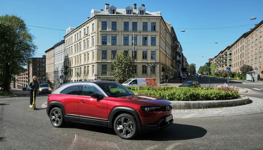 <span class=" font-weight-bold" data-lab-font_weight_desktop="font-weight-bold">MOTORLYD:</span> Mazda MX-30 gir fra seg en innvendig motorlyd, dempet men hørbart, som fra en nydelig sekssylindret bensinmotor. Dette skal gi føreren en naturlig følelse av fartsøkning, men også gjøre overgangen til elbil smidigere. <span class=" font-weight-bold" data-lab-font_weight_desktop="font-weight-bold">MOTORLYD:</span> Mazda MX-30 gir fra seg en innvendig motorlyd, dempet men hørbart, som fra en nydelig sekssylindret bensinmotor. Dette skal gi føreren en naturlig følelse av fartsøkning, men også gjøre overgangen til elbil smidigere.