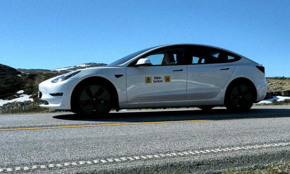 SELVKJØRING UNDER LUPEN: Akkurat i denne Teslaen er hendene på rattet – bildet er fra Motor og NAFs rekkeviddetest 2021.