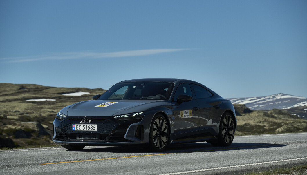 <span class=" font-weight-bold" data-lab-font_weight_desktop="font-weight-bold">TOTRINNSRAKETT: </span>I to av tre kjøremodi (Efficiency og Comfort) i Audi e-tron GT, kjører man i andregir, men girer ned til førstegir ved kickdown. I det tredje moduset (Dynamic) ligger bilen konstant i førstegir. <span class=" font-weight-bold" data-lab-font_weight_desktop="font-weight-bold">TOTRINNSRAKETT: </span>I to av tre kjøremodi (Efficiency og Comfort) i Audi e-tron GT, kjører man i andregir, men girer ned til førstegir ved kickdown. I det tredje moduset (Dynamic) ligger bilen konstant i førstegir.