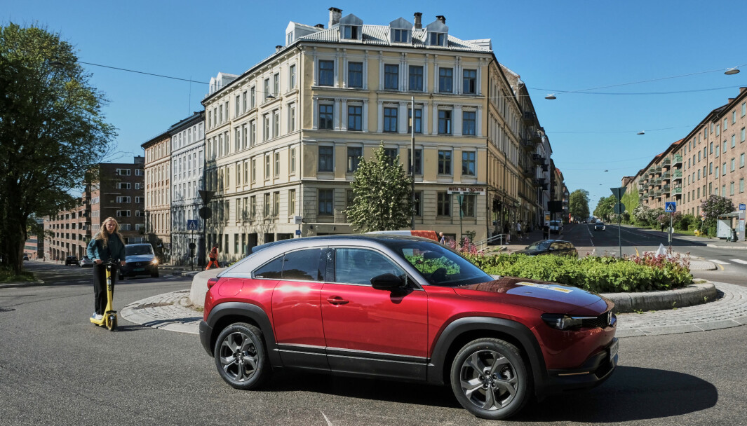 REDUKSJON: En utslippsfri Mazda MX-30 på vei gjennom Alexander Kiellands plass i sentrum av Oslo. REDUKSJON: En utslippsfri Mazda MX-30 på vei gjennom Alexander Kiellands plass i sentrum av Oslo.