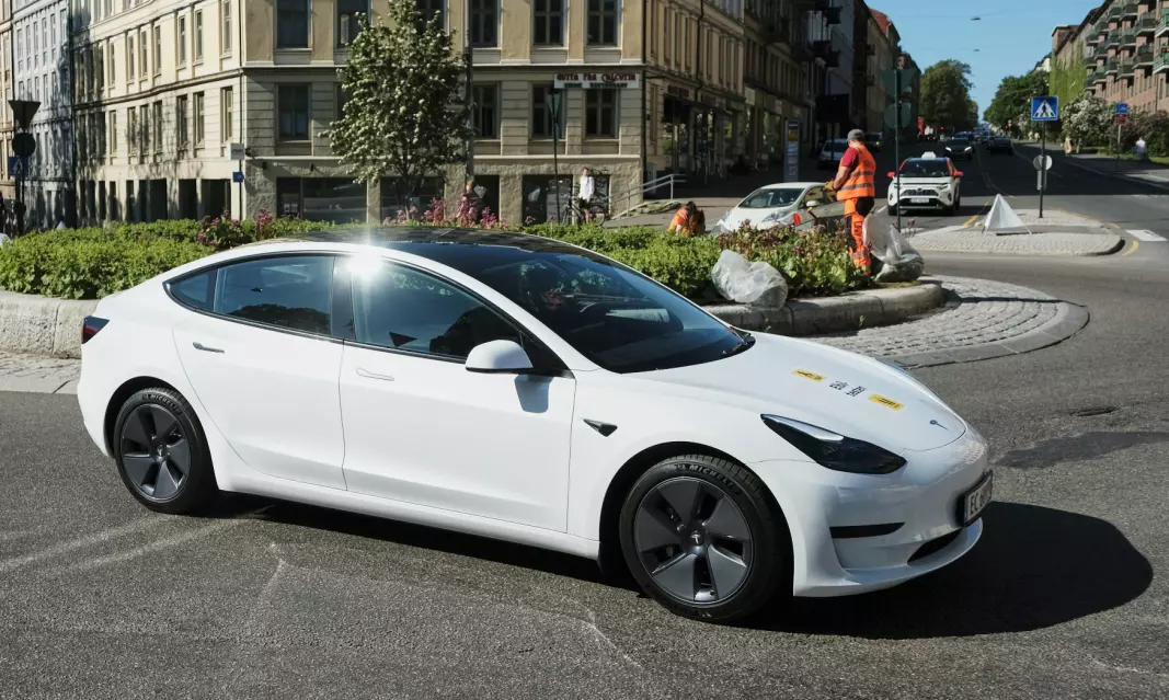 BESTSELGER: En Tesla Model 3 på vei gjennom Oslos gater, her Standard Range-utgaven som har løftet salget til nye høyder.