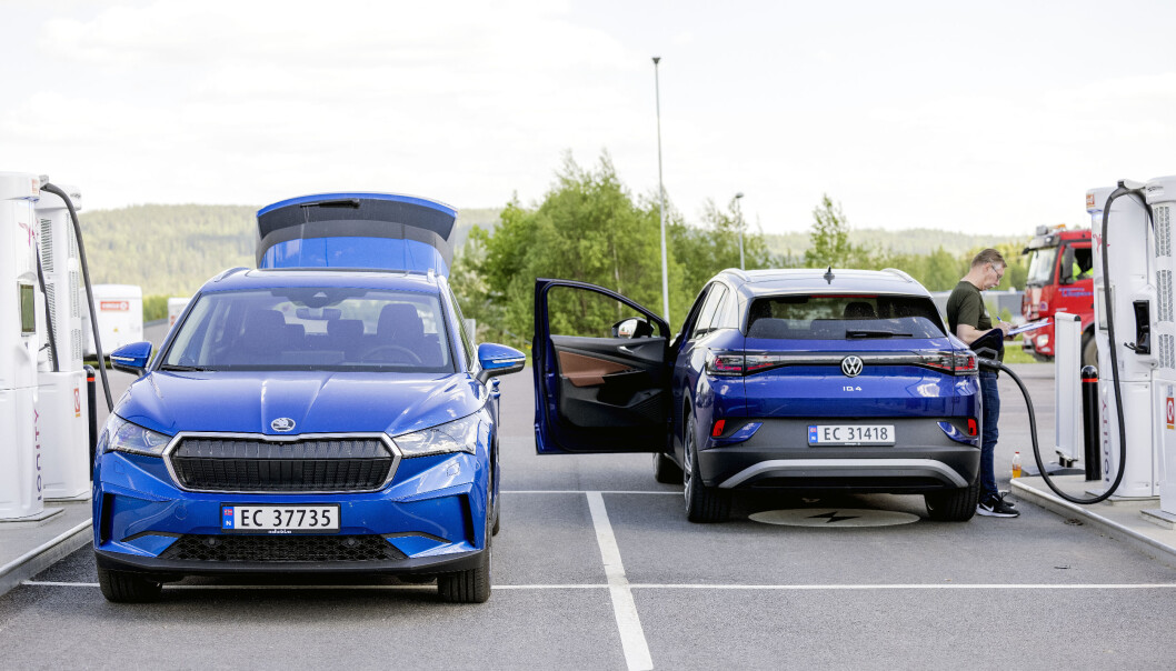 <span class=" font-weight-bold" data-lab-font_weight_desktop="font-weight-bold">LIKE:</span> Skoda Enyaq og VW ID.4 deler plattform, men framstår likevel ganske ulike. Ved ladestasjonen leverer de derimot ganske likt, og vesentlig svakere enn nykommeren Ioniq 5. <span class=" font-weight-bold" data-lab-font_weight_desktop="font-weight-bold">LIKE:</span> Skoda Enyaq og VW ID.4 deler plattform, men framstår likevel ganske ulike. Ved ladestasjonen leverer de derimot ganske likt, og vesentlig svakere enn nykommeren Ioniq 5.