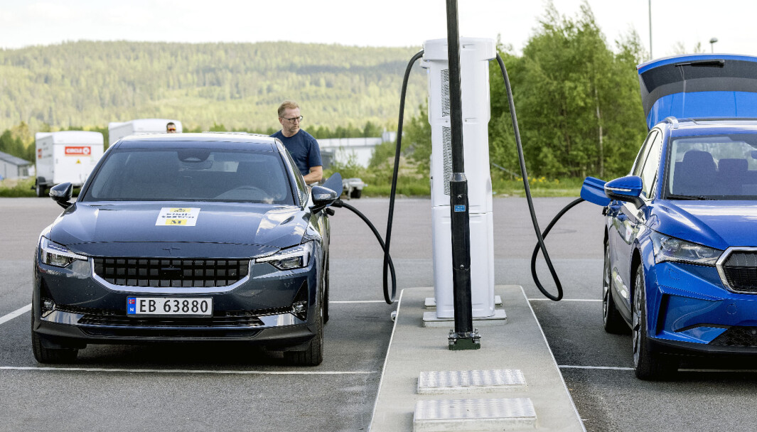 ADVARER: Her hurtiglades en Polestar (t.v.) sammen med en Skoda Enyaq. ADVARER: Her hurtiglades en Polestar (t.v.) sammen med en Skoda Enyaq.