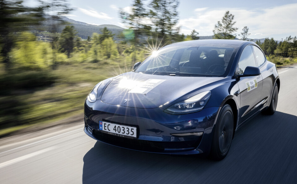 BREMSETRØBBEL: Tesla Model 3. Bildet er fra NAF og Motors rekkeviddetest sommeren 2021.