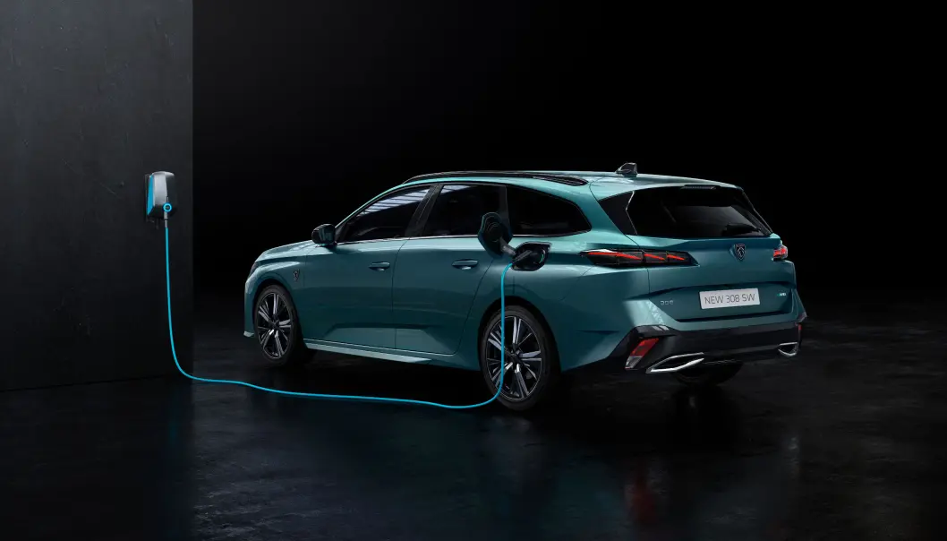 SEKS MIL: Peugeot 308 skal klare opptil 60 kilometer på strøm. Stasjonsvognen kommer på nyåret. SEKS MIL: Peugeot 308 skal klare opptil 60 kilometer på strøm. Stasjonsvognen kommer på nyåret.