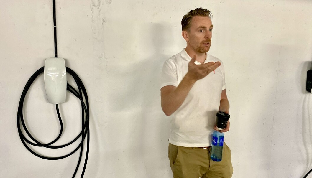 <span class="font-weight-bold" data-lab-font_weight_desktop="font-weight-bold">NYE LADERE: </span>Ole Gudbrann Hempel, ansvarlig for Teslas ladeinfrastruktur i Norden, foran én av de seks nye destinasjonsladerne som blir gratis i Sentrum P-Hus. <span class="font-weight-bold" data-lab-font_weight_desktop="font-weight-bold">NYE LADERE: </span>Ole Gudbrann Hempel, ansvarlig for Teslas ladeinfrastruktur i Norden, foran én av de seks nye destinasjonsladerne som blir gratis i Sentrum P-Hus.