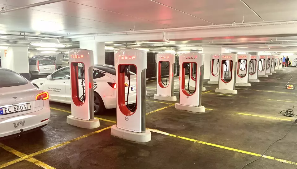 LADERKØ: 18 ladestolper venter Tesla-eierne ved deres nye Supercharger-anlegg i Oslo.