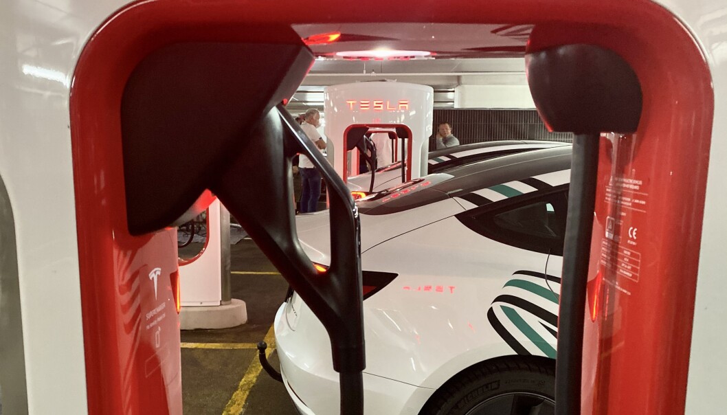 LANDSDEKKENDE: Helt nylig åpnet Oslos største hurtigladestasjon med 18 Tesla V3-stolper. Tesla skriver ladehistorie når de nå blir først med å ha et hurtigladenettverk som dekker hele Norge. LANDSDEKKENDE: Helt nylig åpnet Oslos største hurtigladestasjon med 18 Tesla V3-stolper. Tesla skriver ladehistorie når de nå blir først med å ha et hurtigladenettverk som dekker hele Norge.