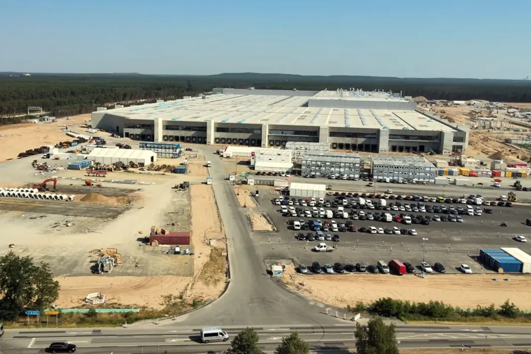 IKKE GODKJENT: Teslas kjempefabrikk til 60 milliarder utenfor Berlin kan ikke åpne før alle tillatelser er på plass. Det kan ta mange måneder ennå. IKKE GODKJENT: Teslas kjempefabrikk til 60 milliarder utenfor Berlin kan ikke åpne før alle tillatelser er på plass. Det kan ta mange måneder ennå.