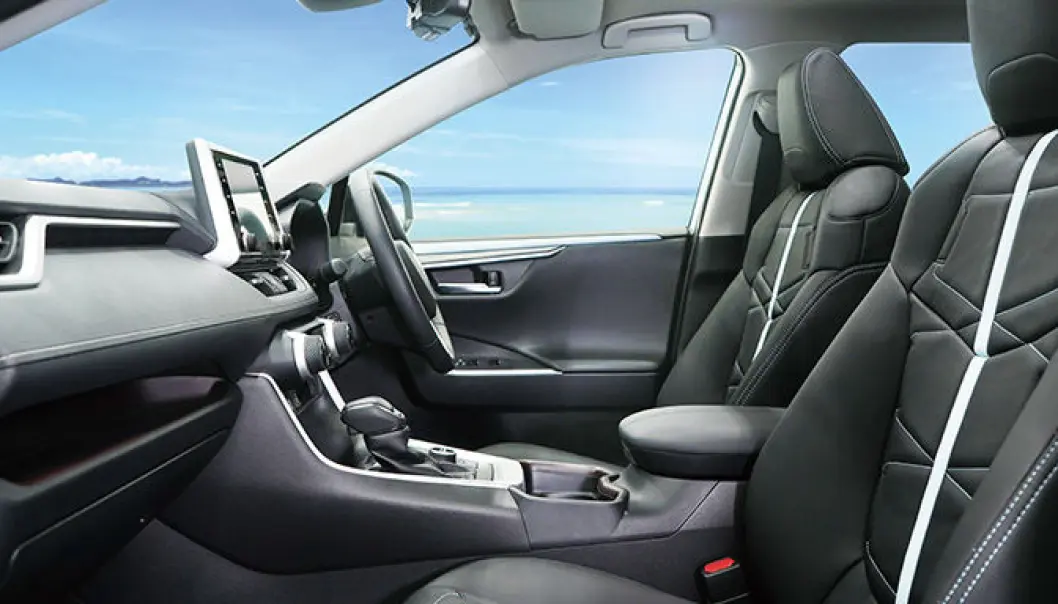<span class=" font-weight-bold" data-lab-font_weight_desktop="font-weight-bold">LIKT:</span> Alle som har sittet i en nyere RAV4 vil umiddelbart kjenne seg igjen i en Mitsuoka Buddy. Men materialene er litt mer eksklusive. <span class=" font-weight-bold" data-lab-font_weight_desktop="font-weight-bold">LIKT:</span> Alle som har sittet i en nyere RAV4 vil umiddelbart kjenne seg igjen i en Mitsuoka Buddy. Men materialene er litt mer eksklusive.