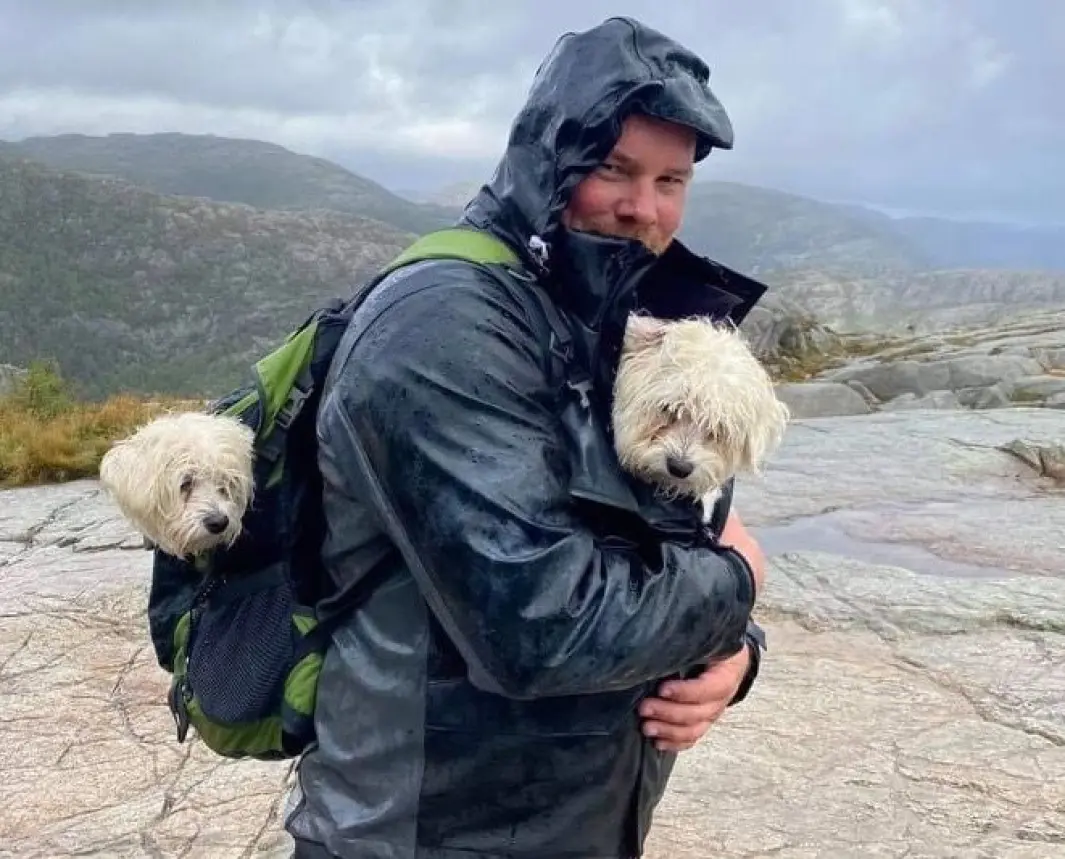 <span class="font-weight-bold" data-lab-font_weight_desktop="font-weight-bold">TUR TIL PREIKESTOLEN: </span>Roar Henry Jakobsen måtte bære Milla og Majken nesten hele veien til utkikksplatået Preikestolen i Stavanger-regionen. Vanligvis kjører gjengen amerikansk sportsbil, men denne gang foregikk ferieturen ombord i en bobil. <span class="font-weight-bold" data-lab-font_weight_desktop="font-weight-bold">TUR TIL PREIKESTOLEN: </span>Roar Henry Jakobsen måtte bære Milla og Majken nesten hele veien til utkikksplatået Preikestolen i Stavanger-regionen. Vanligvis kjører gjengen amerikansk sportsbil, men denne gang foregikk ferieturen ombord i en bobil.
