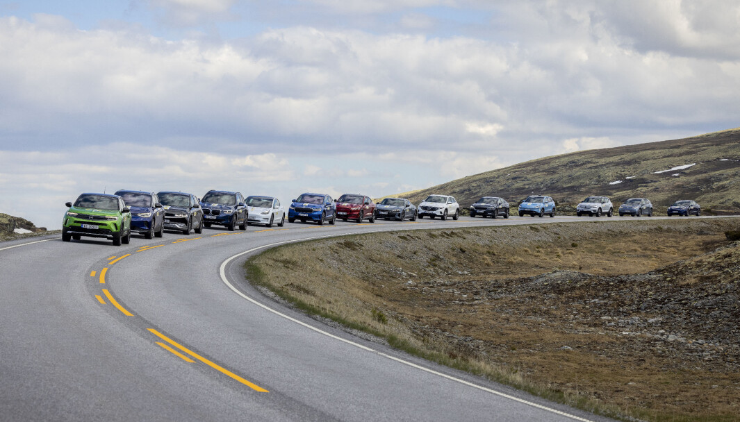 UT PÅ TUR: 14 av bilene i sommerens rekkeviddetest på vei over Rondane. UT PÅ TUR: 14 av bilene i sommerens rekkeviddetest på vei over Rondane.