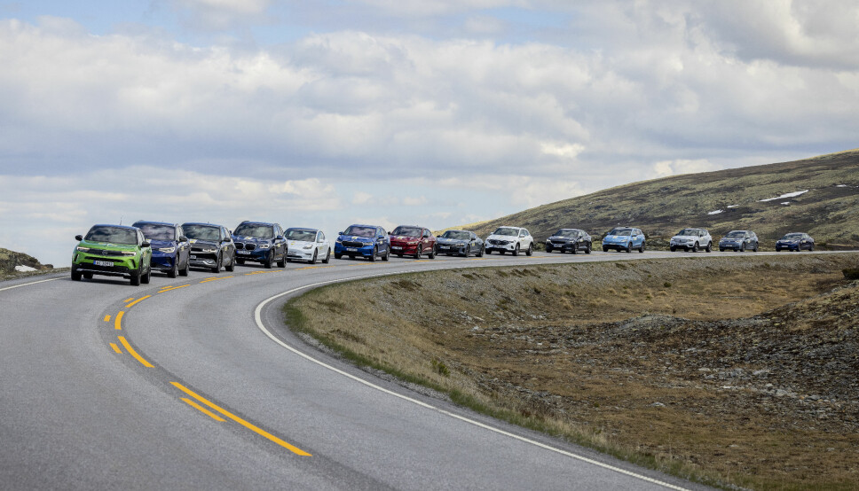 UT PÅ TUR: 14 av bilene i sommerens rekkeviddetest på vei over Rondane.