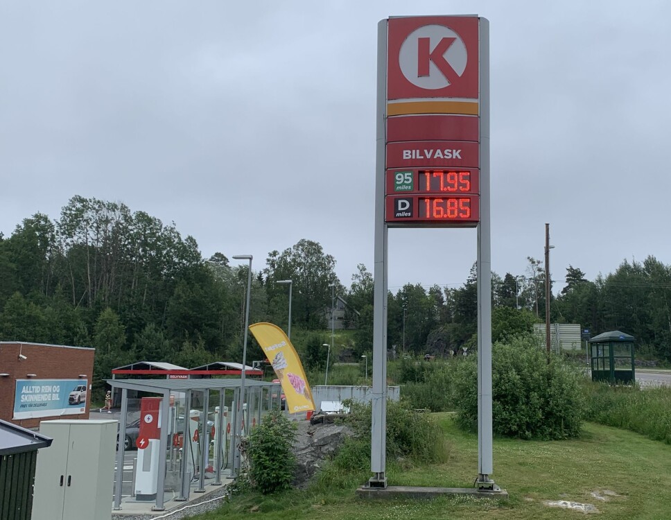 NESTEN 18 KR I JUNI: Prisene på drivstoff er under press og i sommer kan de stige til nye høyder. Det får konsekvenser for feriebudsjettet.