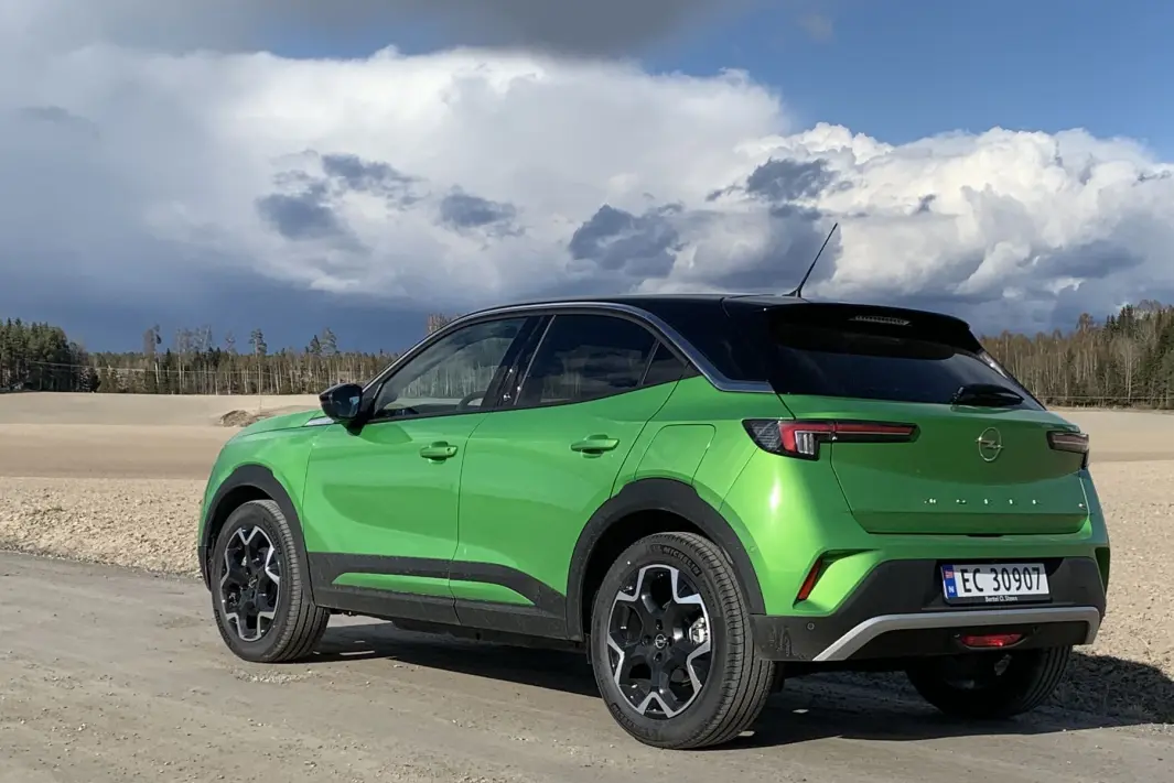 <span class=" font-weight-bold" data-lab-font_weight_desktop="font-weight-bold">SUV-STIL:</span> Opels lille el-crossover kan skilte med en bakkeklaring på 19,4 cm. <span class=" font-weight-bold" data-lab-font_weight_desktop="font-weight-bold">SUV-STIL:</span> Opels lille el-crossover kan skilte med en bakkeklaring på 19,4 cm.