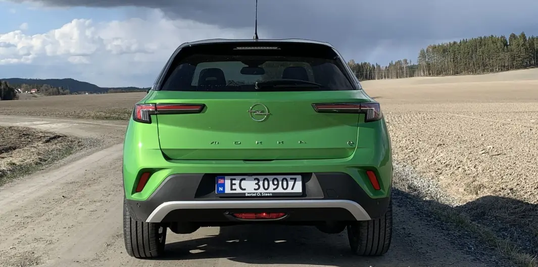 MER ANONYM: Hekken uttrykker ikke så mye mer enn «Opel», takket være den store logoen mellom baklyktene, og modellnavnet. MER ANONYM: Hekken uttrykker ikke så mye mer enn «Opel», takket være den store logoen mellom baklyktene, og modellnavnet.
