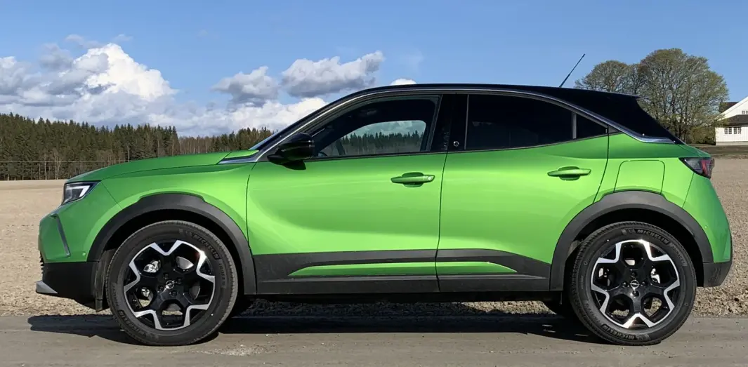 <span class=" font-weight-bold" data-lab-font_weight_desktop="font-weight-bold">BEGRENSNINGER:</span> Da bilen deler plattform med bensinversjonene har det ikke vært mulig å dra kupéen ut i lengden fremover, slik det kan gjøres på en dedikert elbilplattform. Så blir bilen heller ikke noe plassvidunder. <span class=" font-weight-bold" data-lab-font_weight_desktop="font-weight-bold">BEGRENSNINGER:</span> Da bilen deler plattform med bensinversjonene har det ikke vært mulig å dra kupéen ut i lengden fremover, slik det kan gjøres på en dedikert elbilplattform. Så blir bilen heller ikke noe plassvidunder.