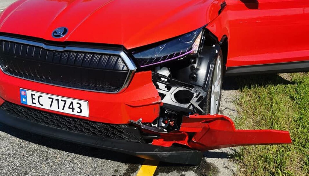 STORE SKADER: Nå må den splitter nye Skoda Enyaq på verksted i flere uker. STORE SKADER: Nå må den splitter nye Skoda Enyaq på verksted i flere uker.