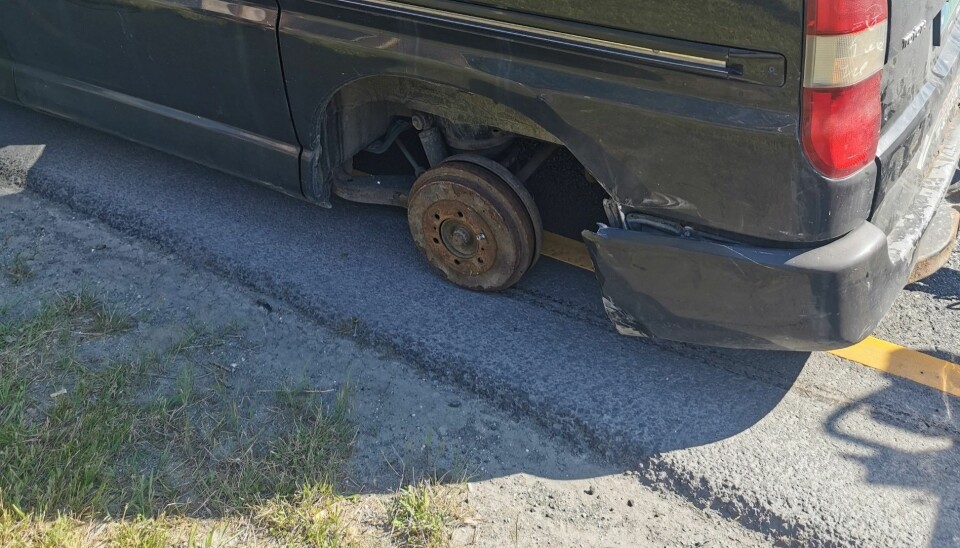 FALT NED: Det ble bråstopp for sjåføren i varebilen da venstre bakhjul falt av.