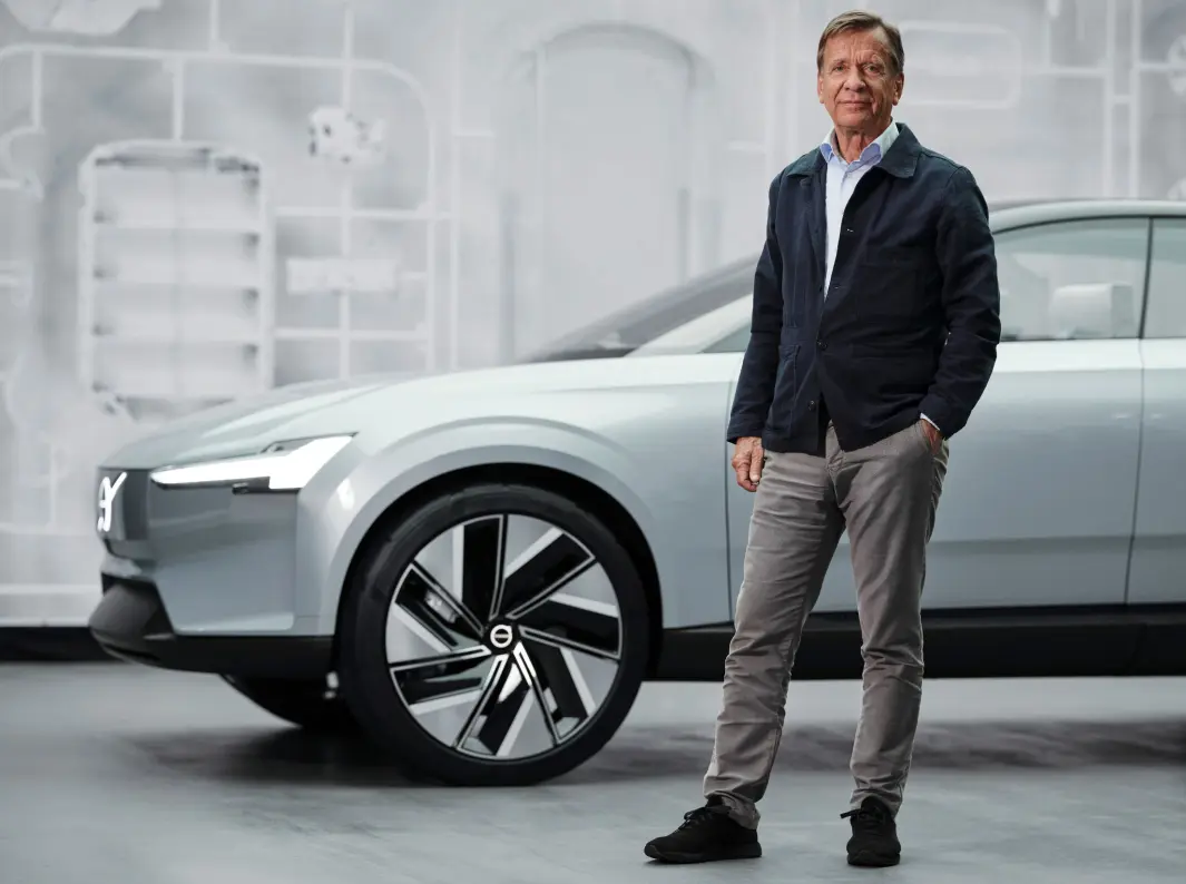 FULL FART FREMOVER: Volvo-sjef Håkan Samuelsson stolt foran modellen Concept Recharge, som viser vei mot merkets neste flaggskipmodell. FULL FART FREMOVER: Volvo-sjef Håkan Samuelsson stolt foran modellen Concept Recharge, som viser vei mot merkets neste flaggskipmodell.