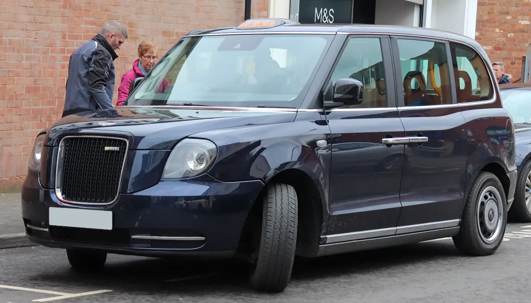 <span class=" font-weight-bold" data-lab-font_weight_desktop="font-weight-bold">LONDON-DROSJEN:</span> Slik ser donorbilen ut, her en LEVC TX Vista Comfort Plus, foran en Marks & Spencer-forretning. <span class=" font-weight-bold" data-lab-font_weight_desktop="font-weight-bold">LONDON-DROSJEN:</span> Slik ser donorbilen ut, her en LEVC TX Vista Comfort Plus, foran en Marks & Spencer-forretning.