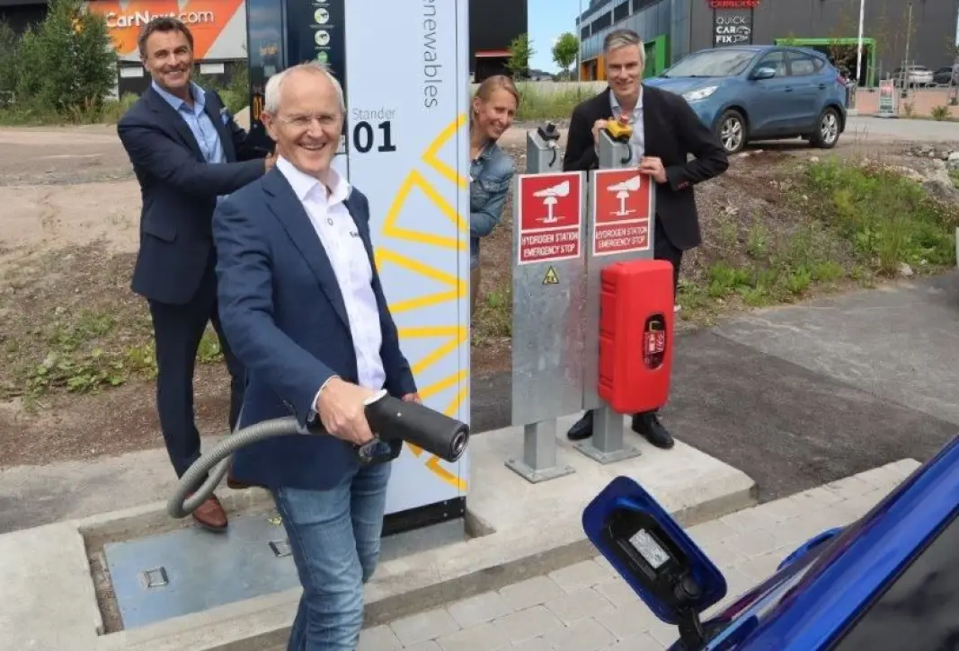 NY FYLLESTASJON: Helge Holen, sjef for forretningsutvikling i Everfuel, holder hydrogenpistolen under åpningen av Everfuels nye fyllestasjon på Hvam nord for Oslo. NY FYLLESTASJON: Helge Holen, sjef for forretningsutvikling i Everfuel, holder hydrogenpistolen under åpningen av Everfuels nye fyllestasjon på Hvam nord for Oslo.