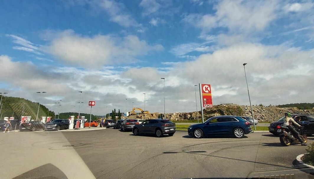 TRANGT OM PLASSEN: Det var lang, lang ladekø ved Circle K langs E18 i Bamble sist helg. TRANGT OM PLASSEN: Det var lang, lang ladekø ved Circle K langs E18 i Bamble sist helg.