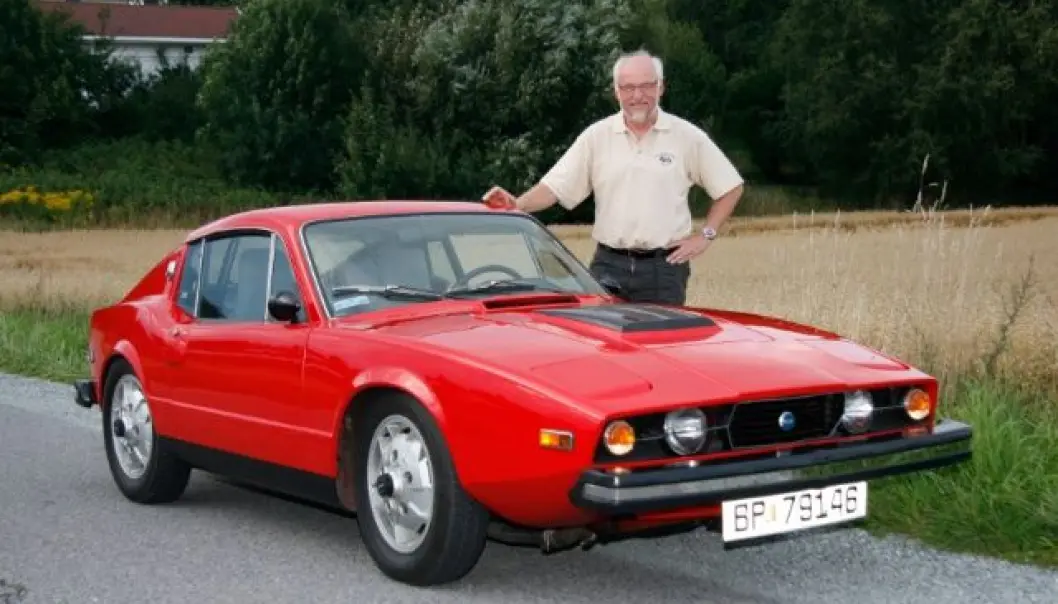 <span class="font-weight-bold" data-lab-font_weight_desktop="font-weight-bold">FERRARIRØD:</span> Rolf Asbjørn Haugmo i Asker bruker sin Saab Sonett hele sommeren og setter pris på motor- og eksoslyden som produserer et lite flerr. <span class="font-weight-bold" data-lab-font_weight_desktop="font-weight-bold">FERRARIRØD:</span> Rolf Asbjørn Haugmo i Asker bruker sin Saab Sonett hele sommeren og setter pris på motor- og eksoslyden som produserer et lite flerr.