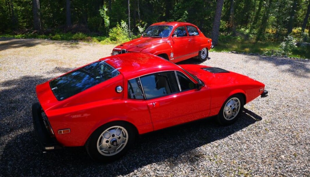 <span class="font-weight-bold" data-lab-font_weight_desktop="font-weight-bold">BESTEVENNER: </span>Rolf Asbjørn Haugmo ratter en rallytøff 96 V4 (i bakgrunnen) med skinnremmer over panseret og flere andre småfrekke detaljer – og har plusset på med en Danmark-importert Sonett (I forgrunnen). <span class="font-weight-bold" data-lab-font_weight_desktop="font-weight-bold">BESTEVENNER: </span>Rolf Asbjørn Haugmo ratter en rallytøff 96 V4 (i bakgrunnen) med skinnremmer over panseret og flere andre småfrekke detaljer – og har plusset på med en Danmark-importert Sonett (I forgrunnen).