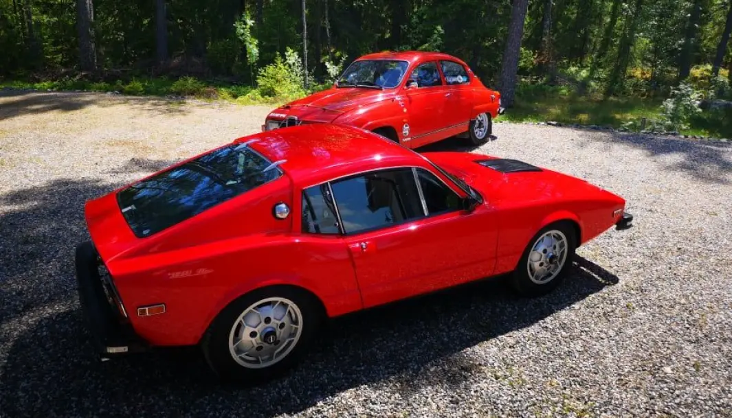 <span class="font-weight-bold" data-lab-font_weight_desktop="font-weight-bold">BESTEVENNER: </span>Rolf Asbjørn Haugmo ratter en rallytøff 96 V4 (i bakgrunnen) med skinnremmer over panseret og flere andre småfrekke detaljer – og har plusset på med en Danmark-importert Sonett (I forgrunnen). <span class="font-weight-bold" data-lab-font_weight_desktop="font-weight-bold">BESTEVENNER: </span>Rolf Asbjørn Haugmo ratter en rallytøff 96 V4 (i bakgrunnen) med skinnremmer over panseret og flere andre småfrekke detaljer – og har plusset på med en Danmark-importert Sonett (I forgrunnen).