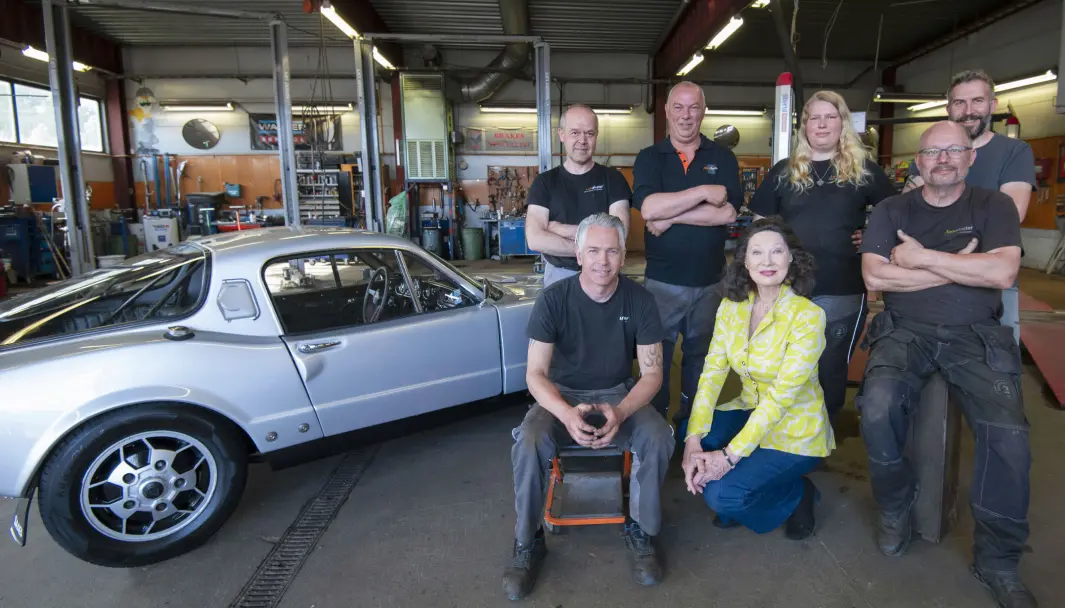 TEAM–SAMARBEID: Åse Kleveland har holdt sin Saab Sonett på veien i 53 år og nå har Aasum Bil på Kongsvinger gitt den nytt skyv. På bildet: Espen Berglund, Tom Slåstad, Tommy Lillenes, verkstedeier Atle Aasum, Connie Sørpebøl og Jan Werner Andersen. TEAM–SAMARBEID: Åse Kleveland har holdt sin Saab Sonett på veien i 53 år og nå har Aasum Bil på Kongsvinger gitt den nytt skyv. På bildet: Espen Berglund, Tom Slåstad, Tommy Lillenes, verkstedeier Atle Aasum, Connie Sørpebøl og Jan Werner Andersen.