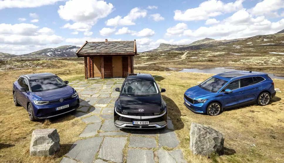 DRIFT BAK: Trioen VW ID.4, Hyundai Ioniq 5 og Skoda Enyaq kniver om familiene – med bakhjulsdrift eller firehjulsdrift.
