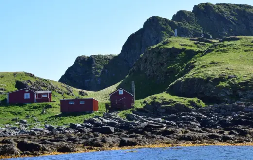 <span class="font-weight-bold" data-lab-font_weight_desktop="font-weight-bold">TIL MINNE: </span>Det er reist en minnestøtte over Querini og hans mannskap på Sandøy. <span class="font-weight-bold" data-lab-font_weight_desktop="font-weight-bold">TIL MINNE: </span>Det er reist en minnestøtte over Querini og hans mannskap på Sandøy.