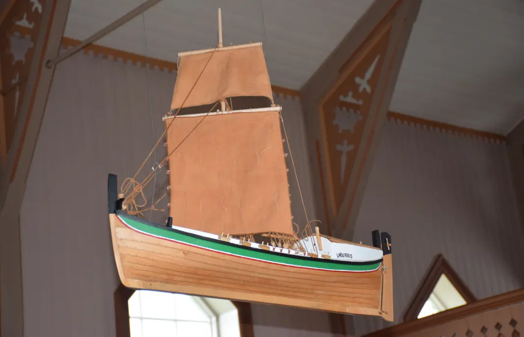 <span class="font-weight-bold" data-lab-font_weight_desktop="font-weight-bold">BÅT I SKIPET:</span> Røst kirke med en nordlandsbåt i kirkeskipet. <span class="font-weight-bold" data-lab-font_weight_desktop="font-weight-bold">BÅT I SKIPET:</span> Røst kirke med en nordlandsbåt i kirkeskipet.