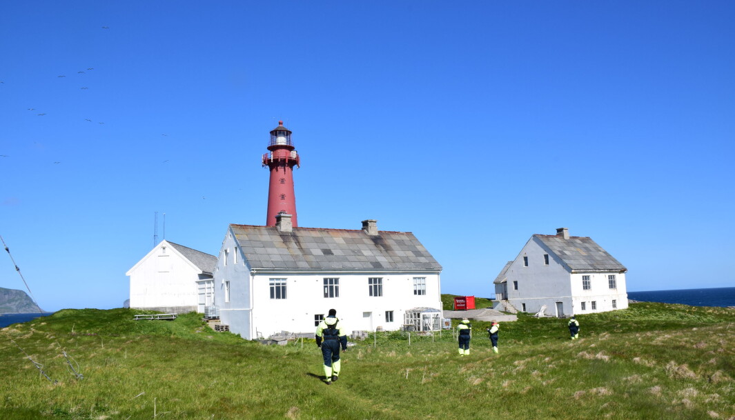 <span class="font-weight-bold" data-lab-font_weight_desktop="font-weight-bold">LANDEMERKE: </span>Den gamle fyrstasjonen Skomvær. <span class="font-weight-bold" data-lab-font_weight_desktop="font-weight-bold">LANDEMERKE: </span>Den gamle fyrstasjonen Skomvær.