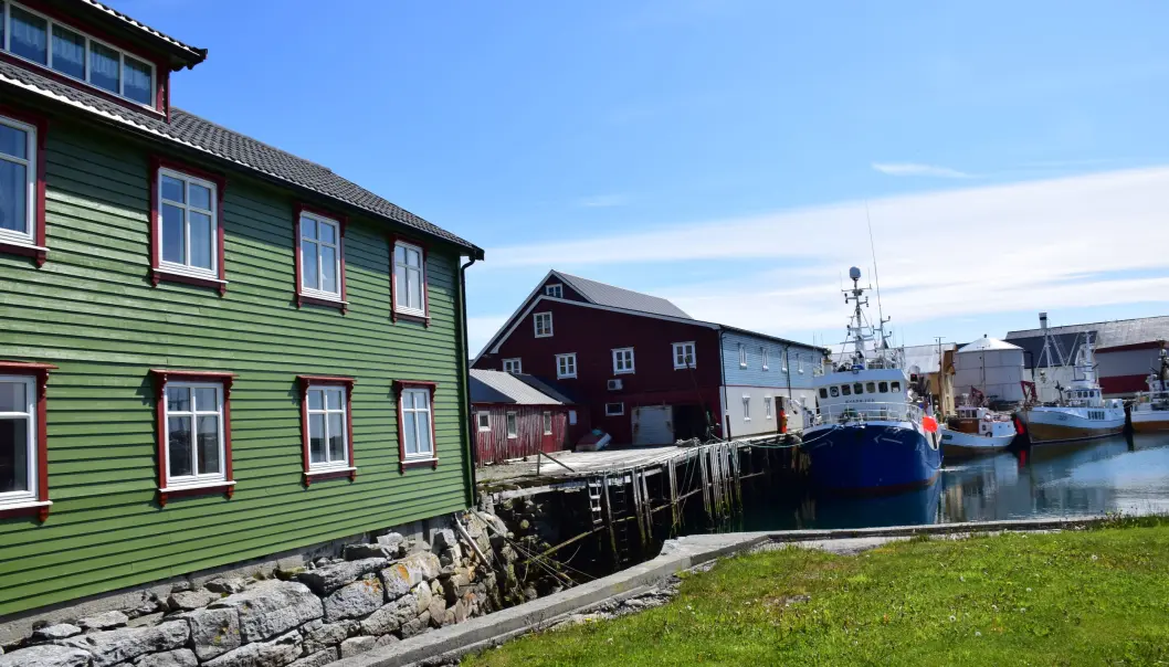 <span class="font-weight-bold" data-lab-font_weight_desktop="font-weight-bold">NYTT OG GAMMELT: </span>Værøy gamle handelssted i Røssnesvågen. <span class="font-weight-bold" data-lab-font_weight_desktop="font-weight-bold">NYTT OG GAMMELT: </span>Værøy gamle handelssted i Røssnesvågen.
