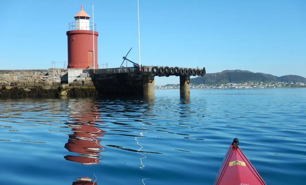 EN GOD START: Molja ytterst i moloen i Ålesund havn er et godt utgangspunkt godt for den som vil på fyrsafari rundt Ålesund. EN GOD START: Molja ytterst i moloen i Ålesund havn er et godt utgangspunkt godt for den som vil på fyrsafari rundt Ålesund.