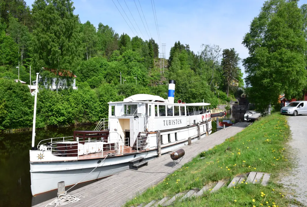 <span class="font-weight-bold" data-lab-font_weight_desktop="font-weight-bold">STASELIG:</span> DS Turisten ved Ørje sluser. <span class="font-weight-bold" data-lab-font_weight_desktop="font-weight-bold">STASELIG:</span> DS Turisten ved Ørje sluser.