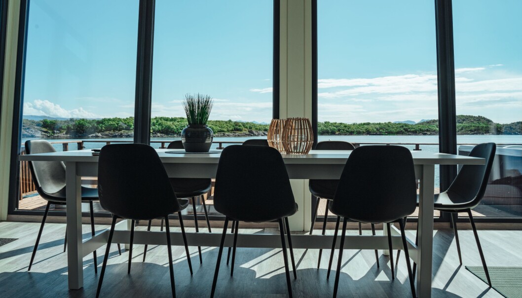 <span class="font-weight-bold" data-lab-font_weight_desktop="font-weight-bold">OMFAVNET:</span> I havhusene er man omfavnet av naturen, mens man bor komfortabelt. <span class="font-weight-bold" data-lab-font_weight_desktop="font-weight-bold">OMFAVNET:</span> I havhusene er man omfavnet av naturen, mens man bor komfortabelt.