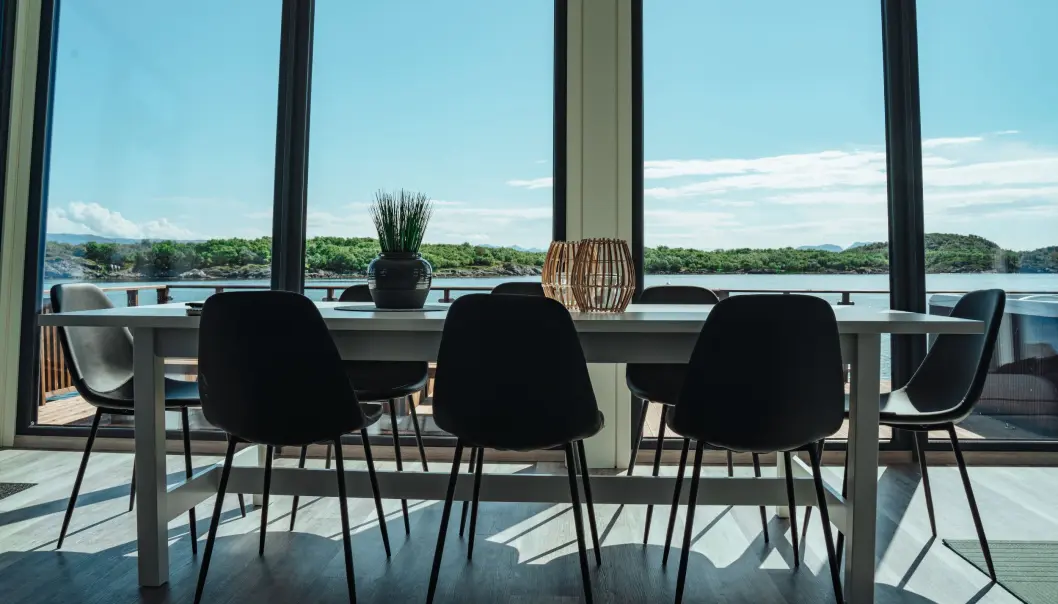 <span class="font-weight-bold" data-lab-font_weight_desktop="font-weight-bold">OMFAVNET:</span> I havhusene er man omfavnet av naturen, mens man bor komfortabelt. <span class="font-weight-bold" data-lab-font_weight_desktop="font-weight-bold">OMFAVNET:</span> I havhusene er man omfavnet av naturen, mens man bor komfortabelt.